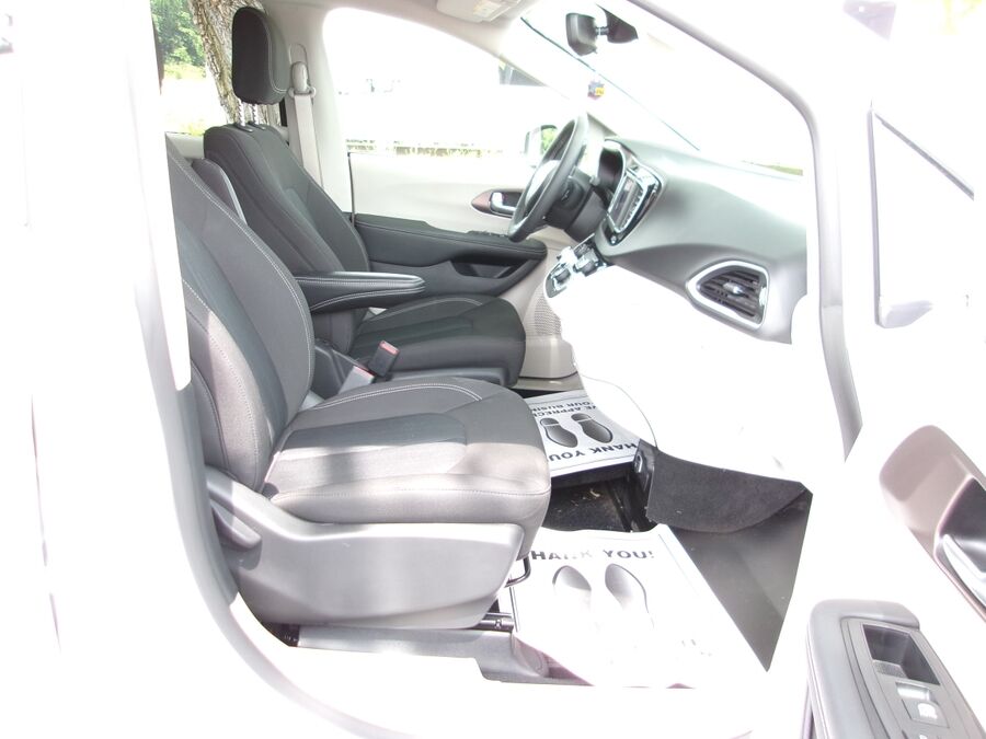2024 Chrysler Voyager LX - Photo 12