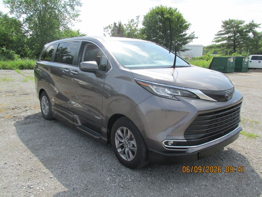 2021 Toyota Sienna XLE - Photo 5
