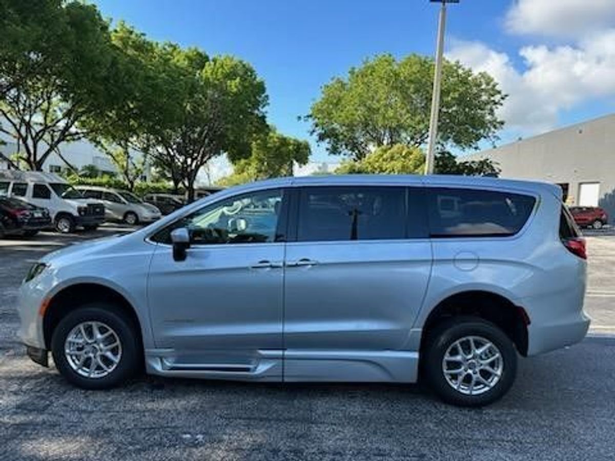 2023 Chrysler Voyager LX - Photo 8