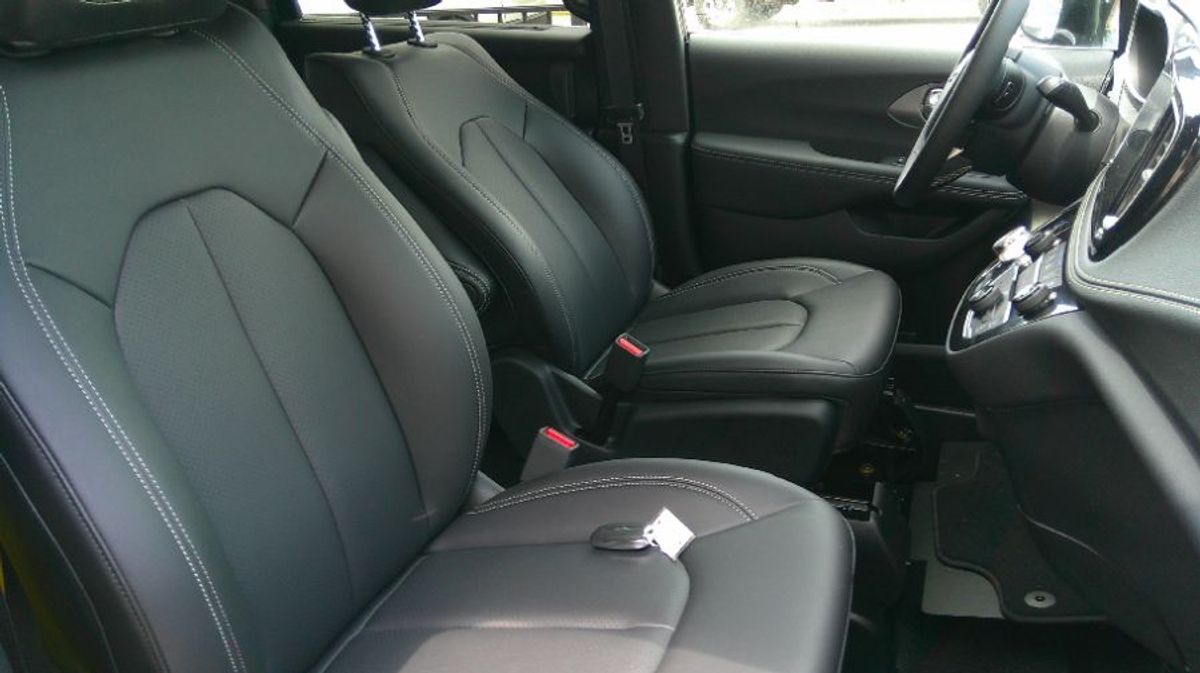 2025 Chrysler Pacifica Select - Photo 19