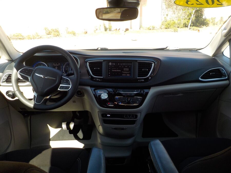 2023 Chrysler Voyager LX - Photo 28