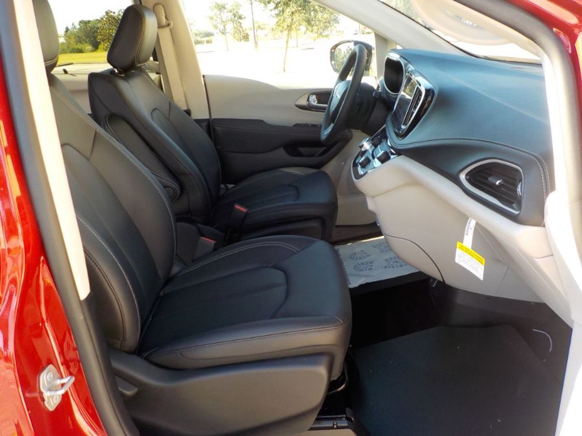 2024 Chrysler Pacifica Touring L - Photo 15