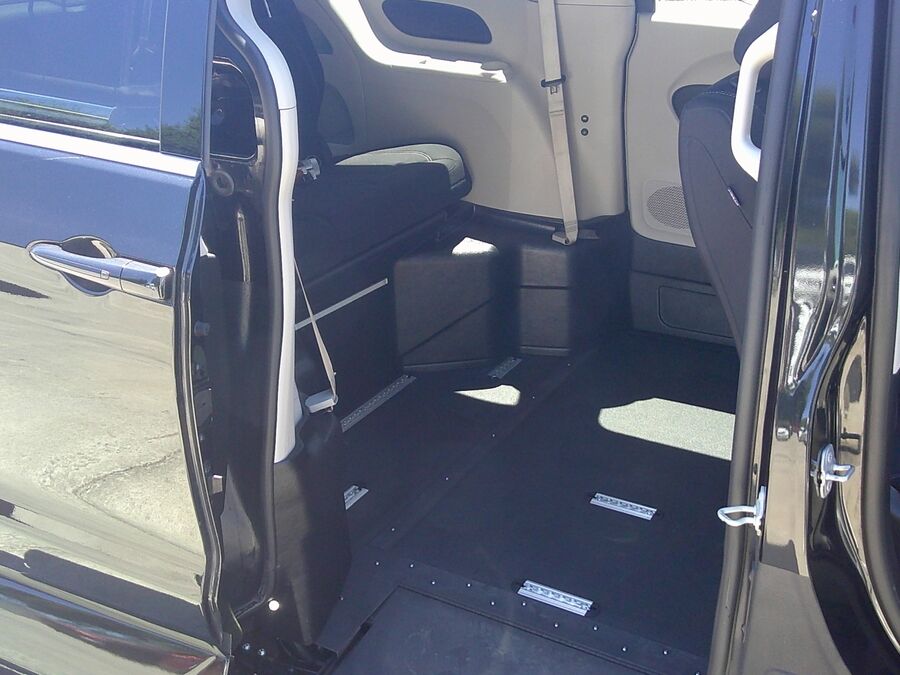2023 Chrysler Voyager LX - Photo 15