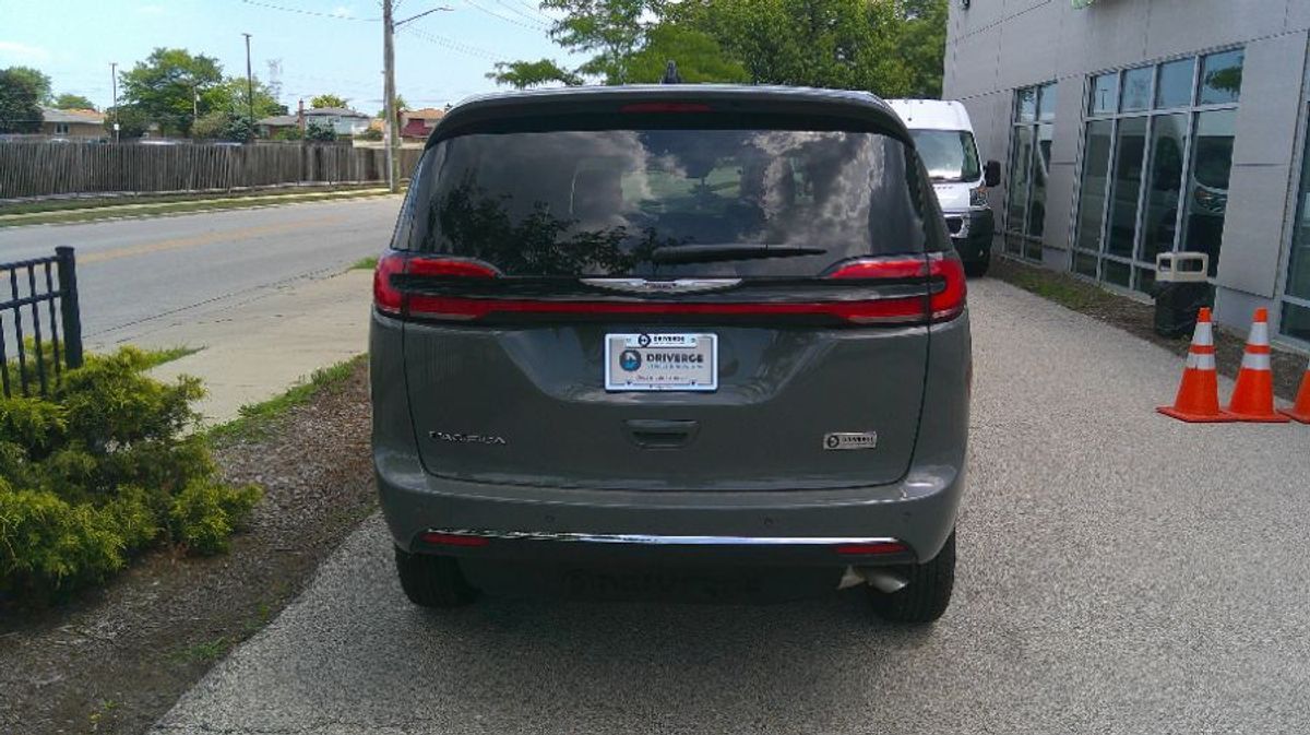 2025 Chrysler Pacifica Select - Photo 6