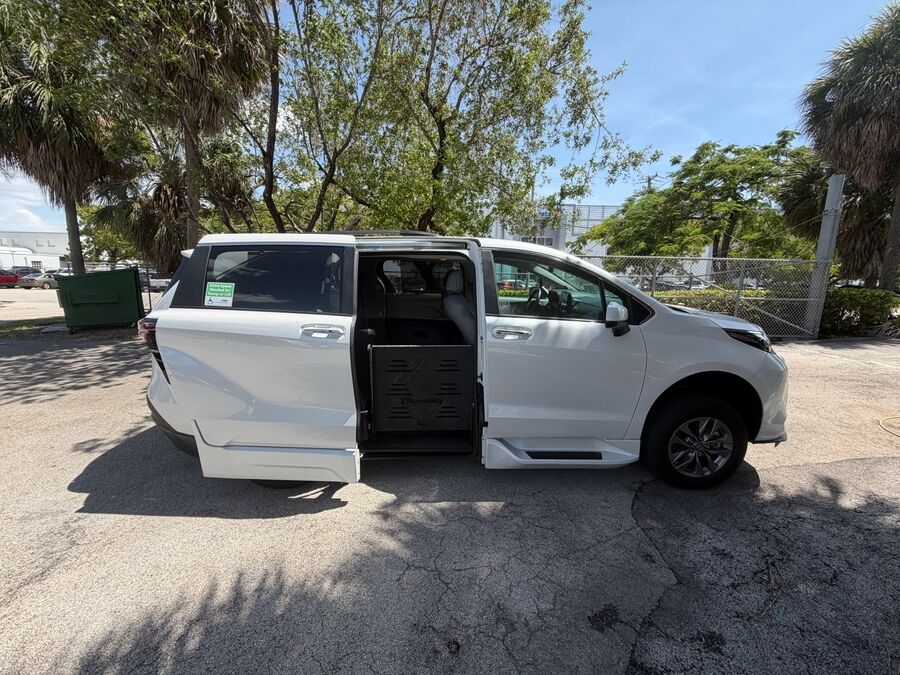 2024 Toyota Sienna XLE - Photo 8