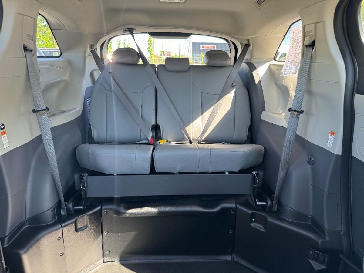 2024 Toyota Sienna XLE - Photo 13