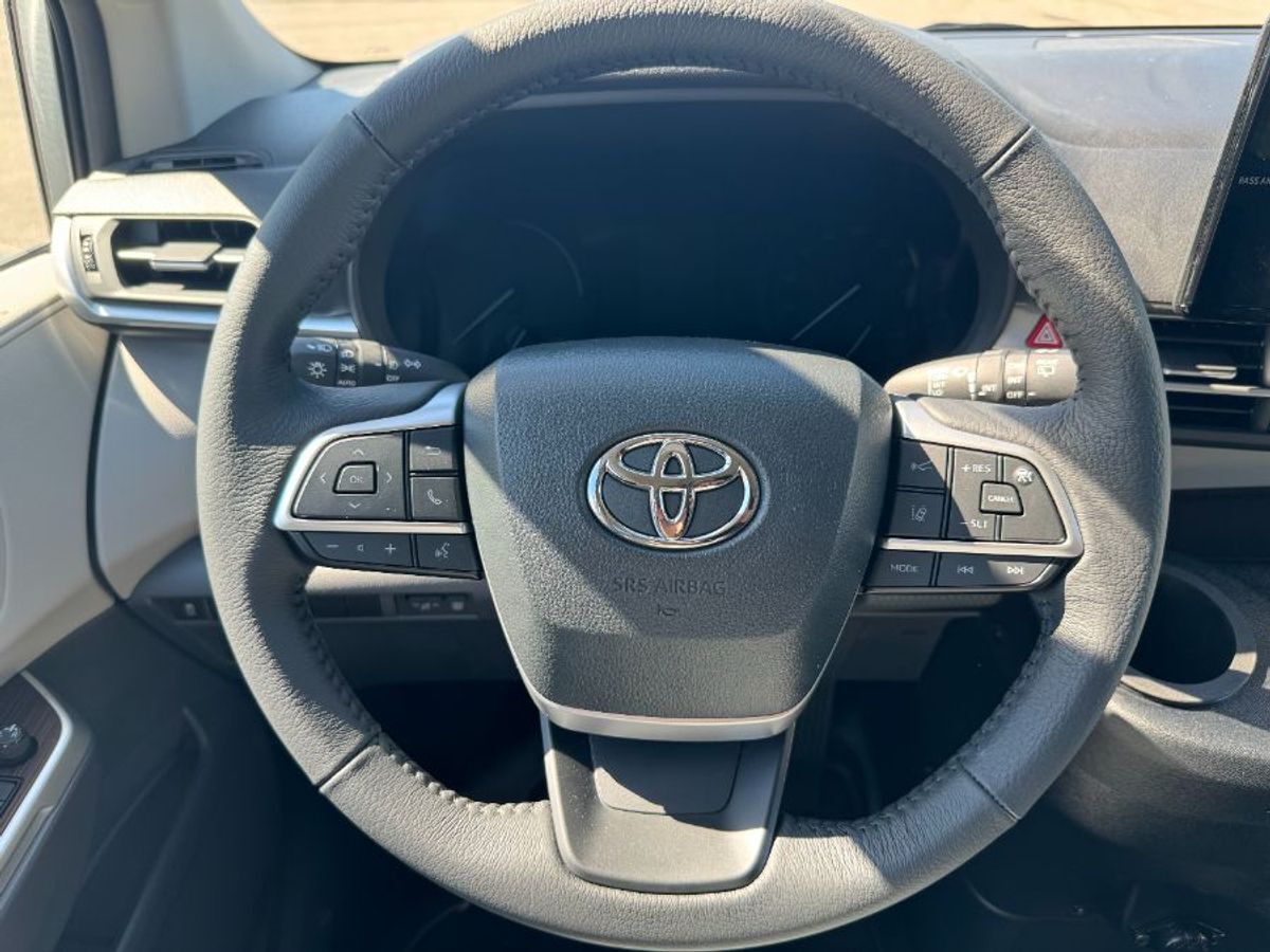 2024 Toyota Sienna XLE - Photo 18