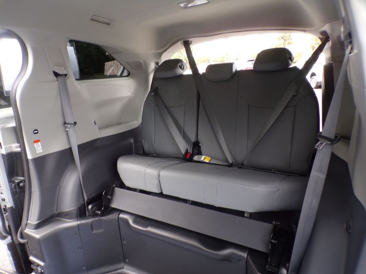 2024 Toyota Sienna XLE - Photo 8