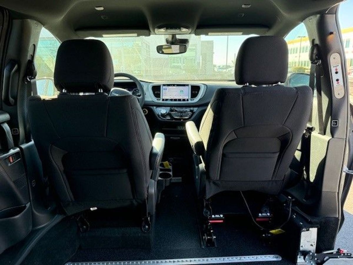 2024 Chrysler Pacifica Touring L - Photo 11