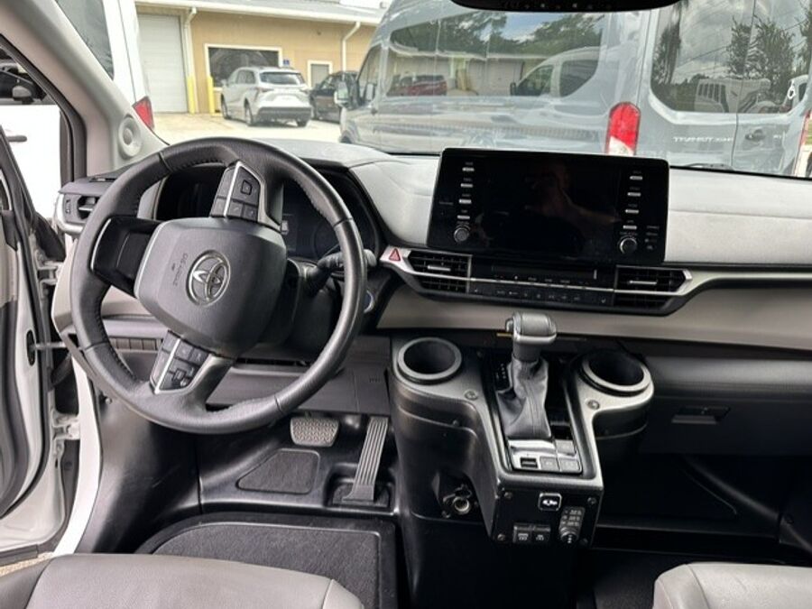 2022 Toyota Sienna XLE - Photo 8