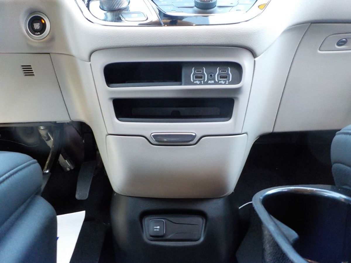 2024 Chrysler Pacifica Touring L - Photo 12