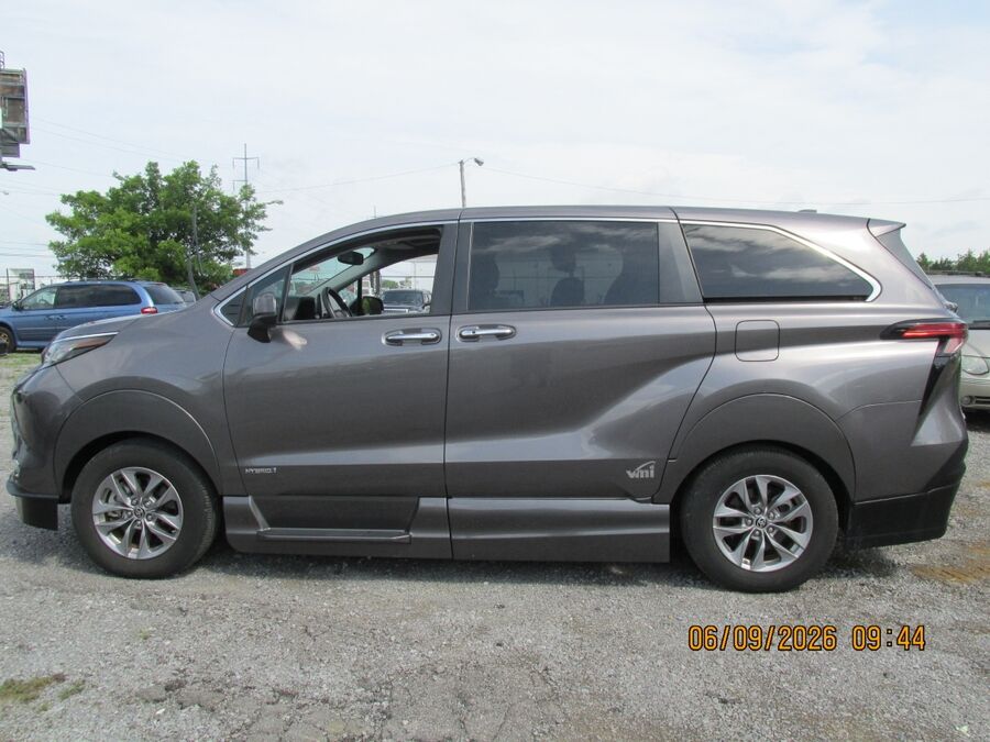 2021 Toyota Sienna XLE - Photo 3