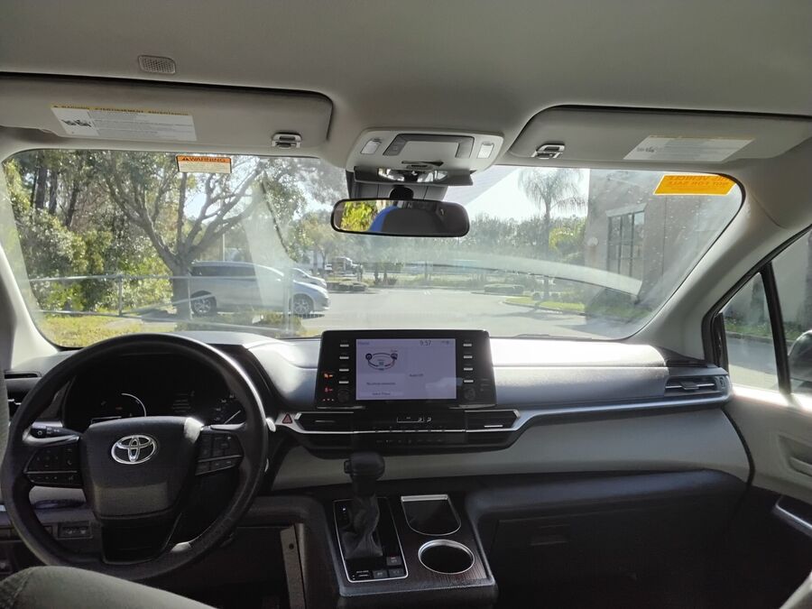 2023 Toyota Sienna LE - Photo 11