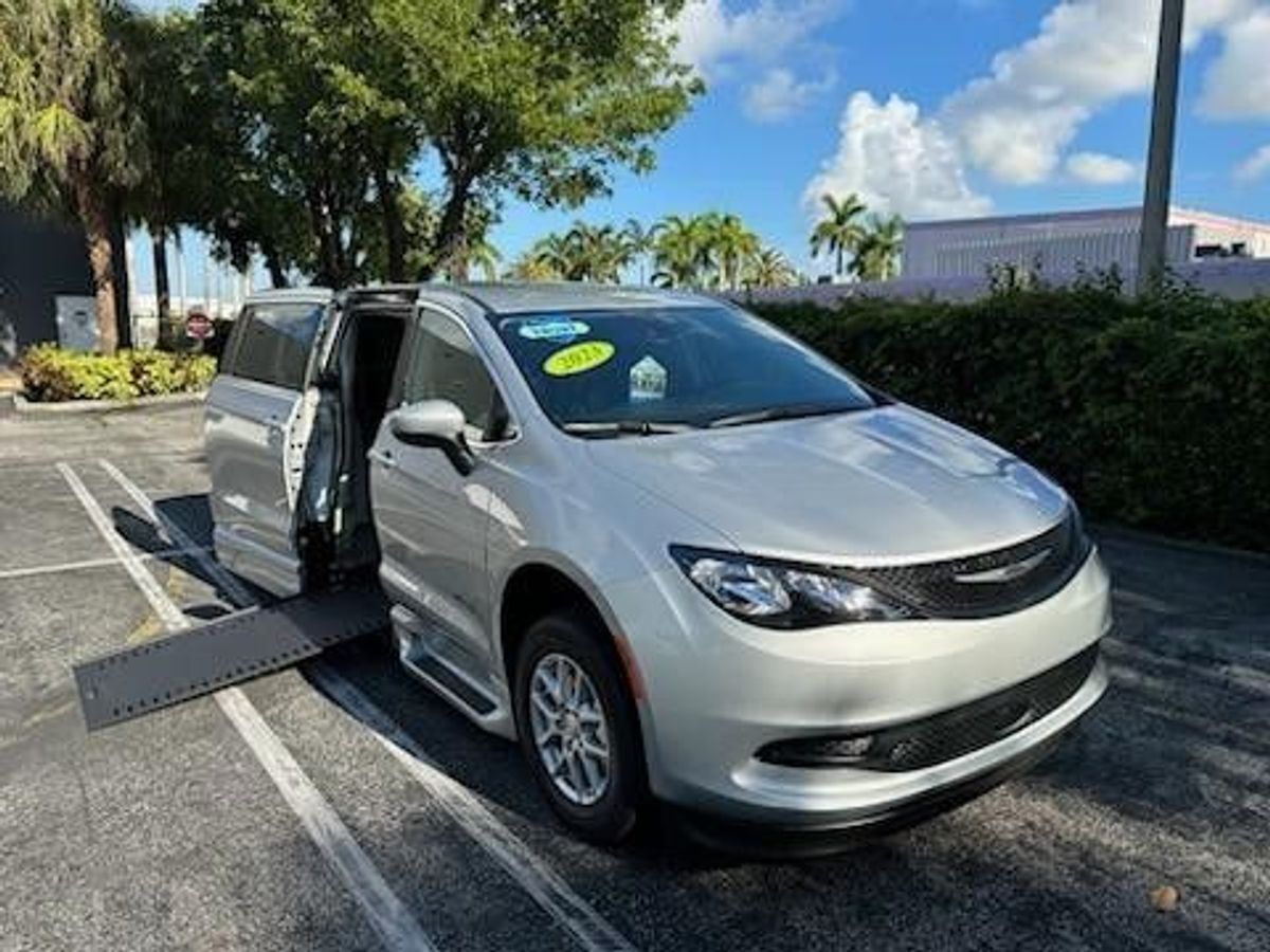 2023 Chrysler Voyager LX - Photo 18