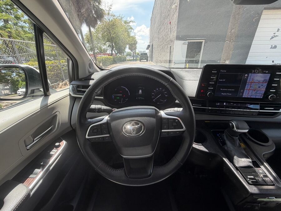 2024 Toyota Sienna XLE - Photo 6