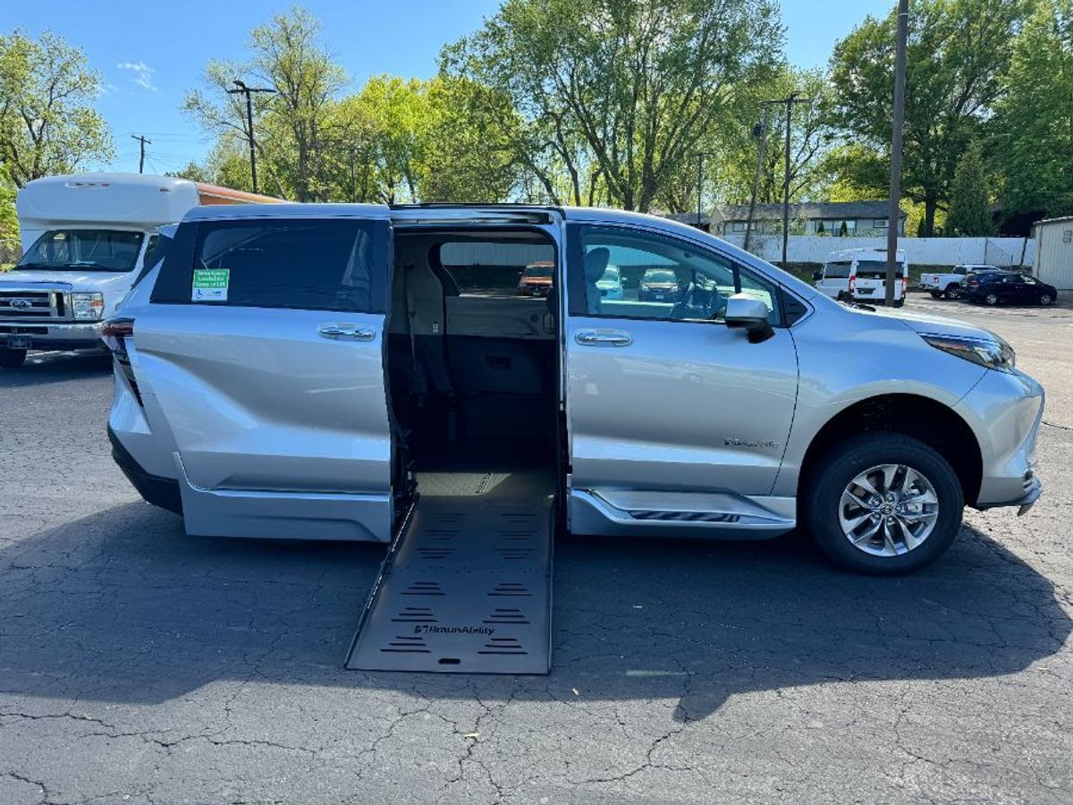 2024 Toyota Sienna XLE - Photo 6