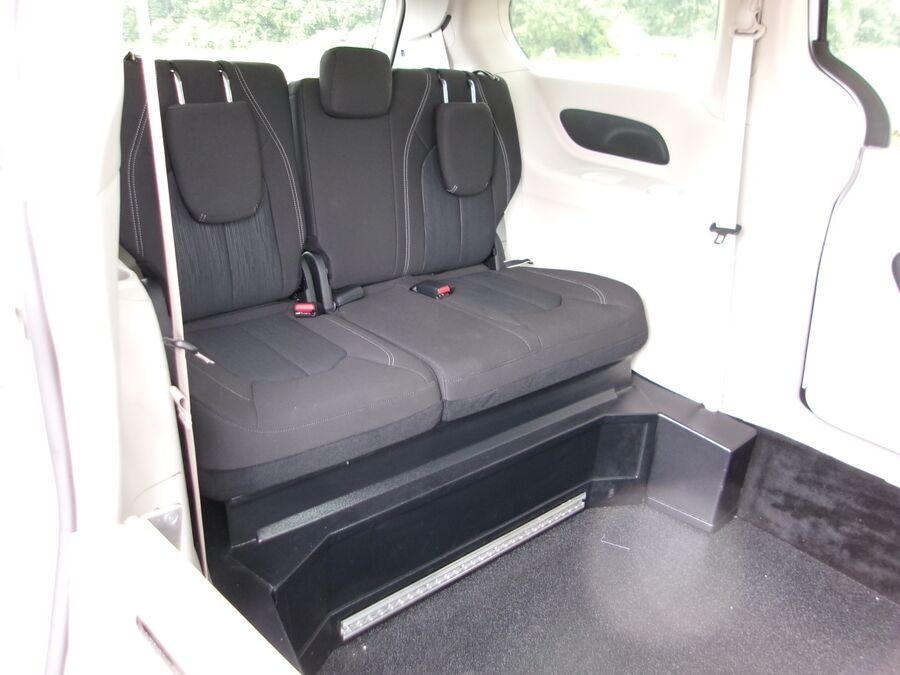 2024 Chrysler Voyager LX - Photo 6