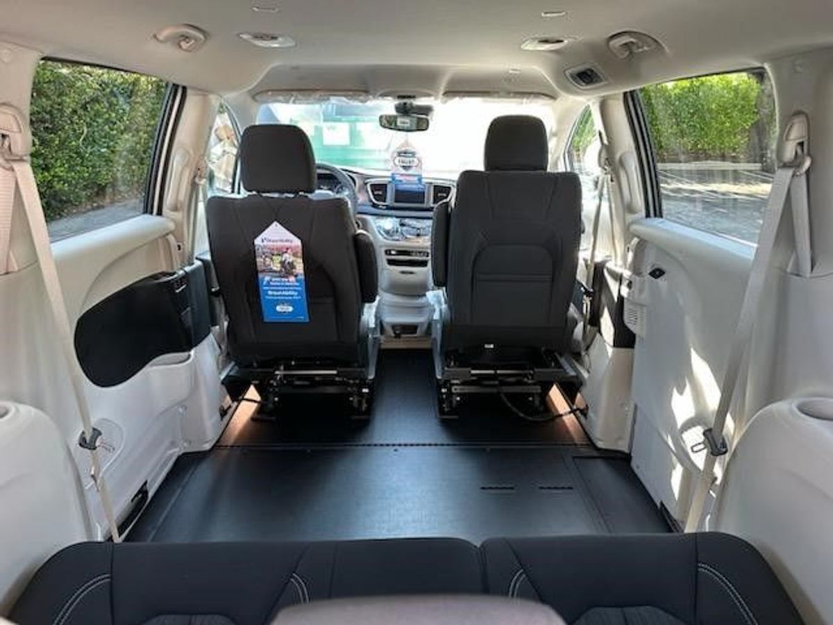 2023 Chrysler Voyager LX - Photo 10