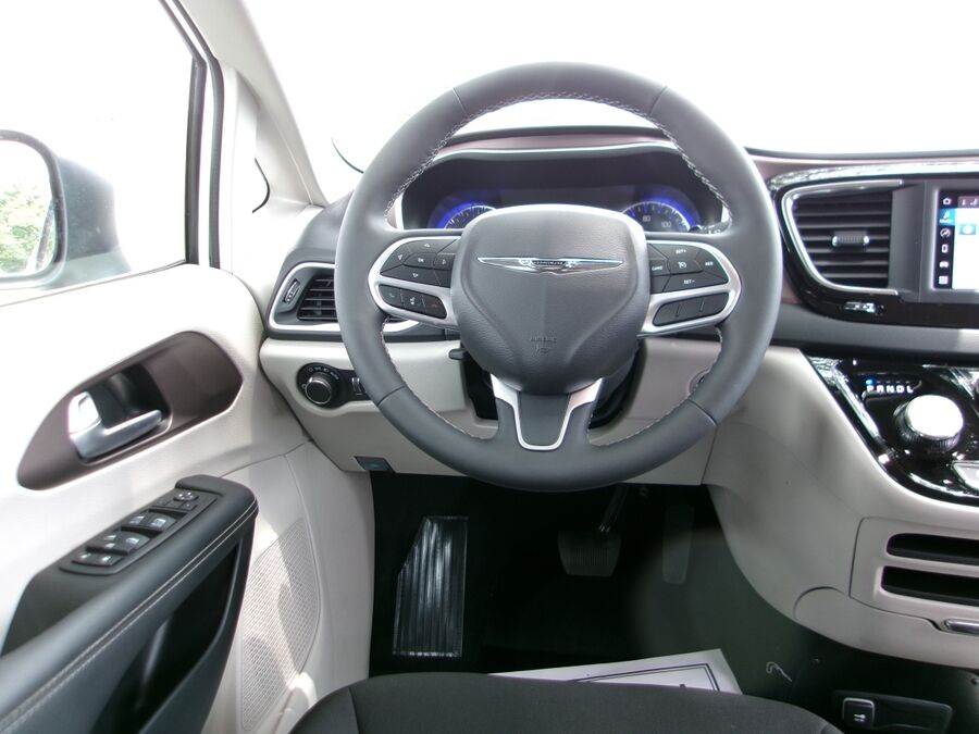 2024 Chrysler Voyager LX - Photo 9
