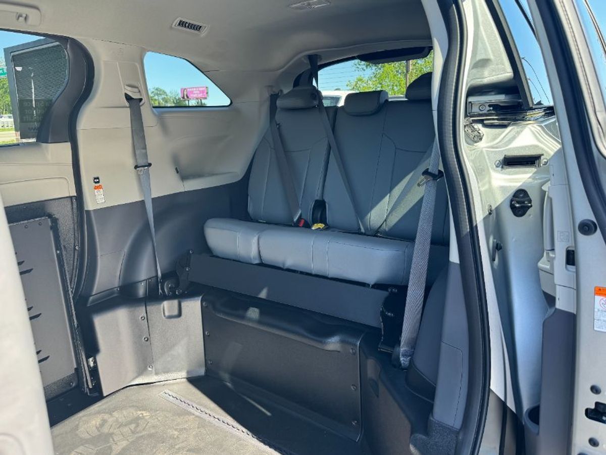 2024 Toyota Sienna XLE - Photo 14