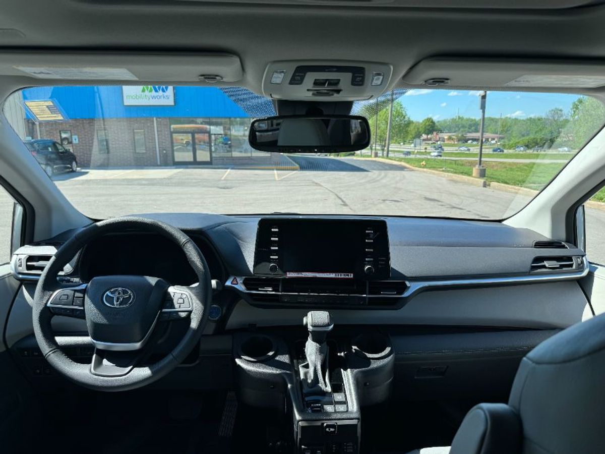 2024 Toyota Sienna XLE - Photo 7