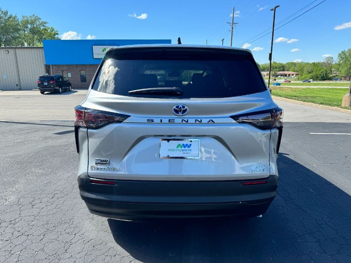 2024 Toyota Sienna XLE - Photo 17