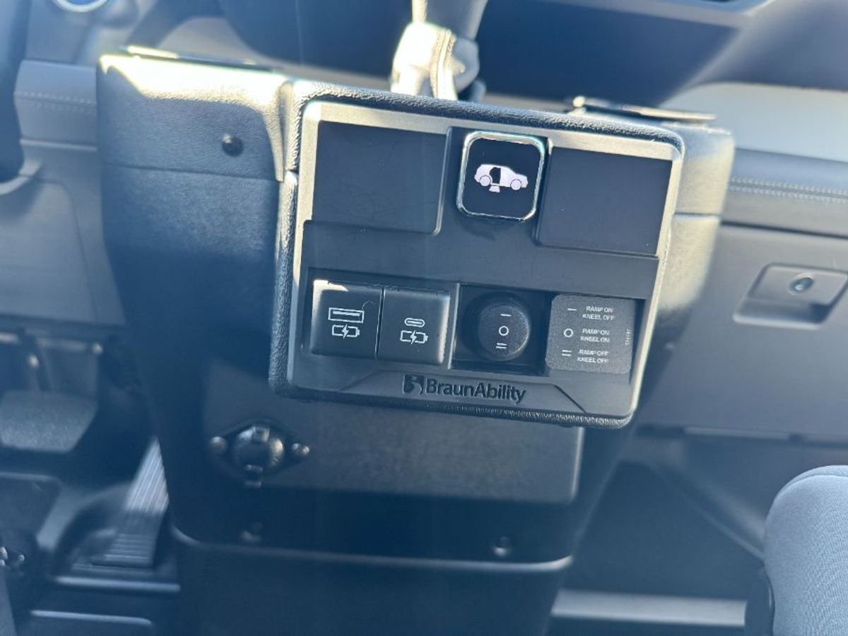 2024 Toyota Sienna XLE - Photo 9