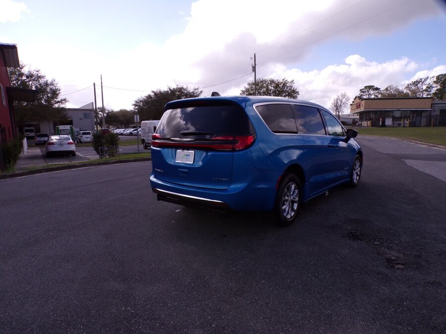 2026 Chrysler Pacifica Limited - Photo 8