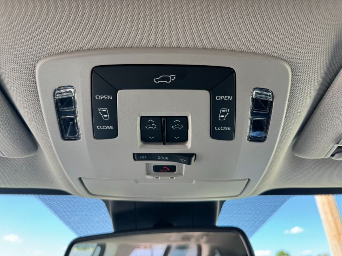 2024 Toyota Sienna XLE - Photo 11