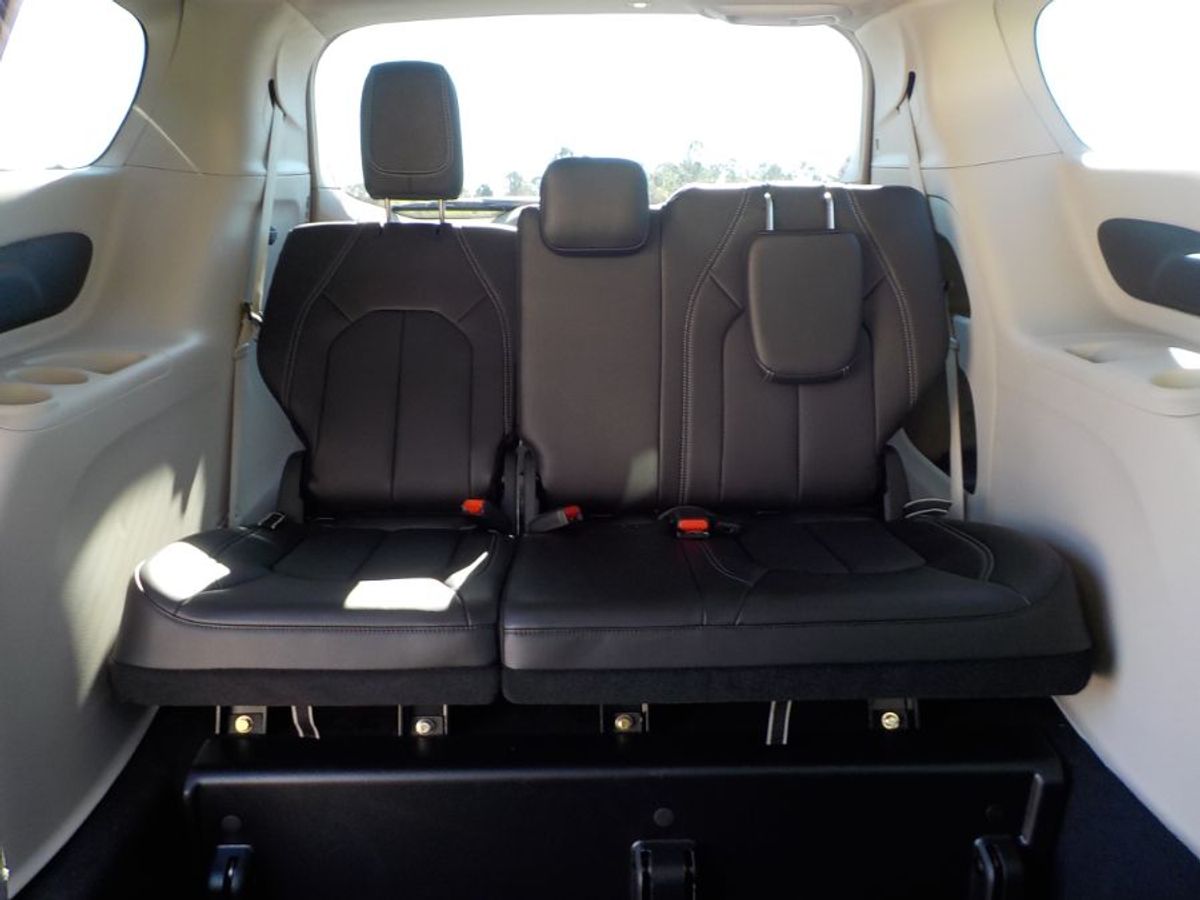 2024 Chrysler Pacifica Touring L - Photo 16