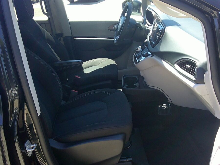 2023 Chrysler Voyager LX - Photo 18
