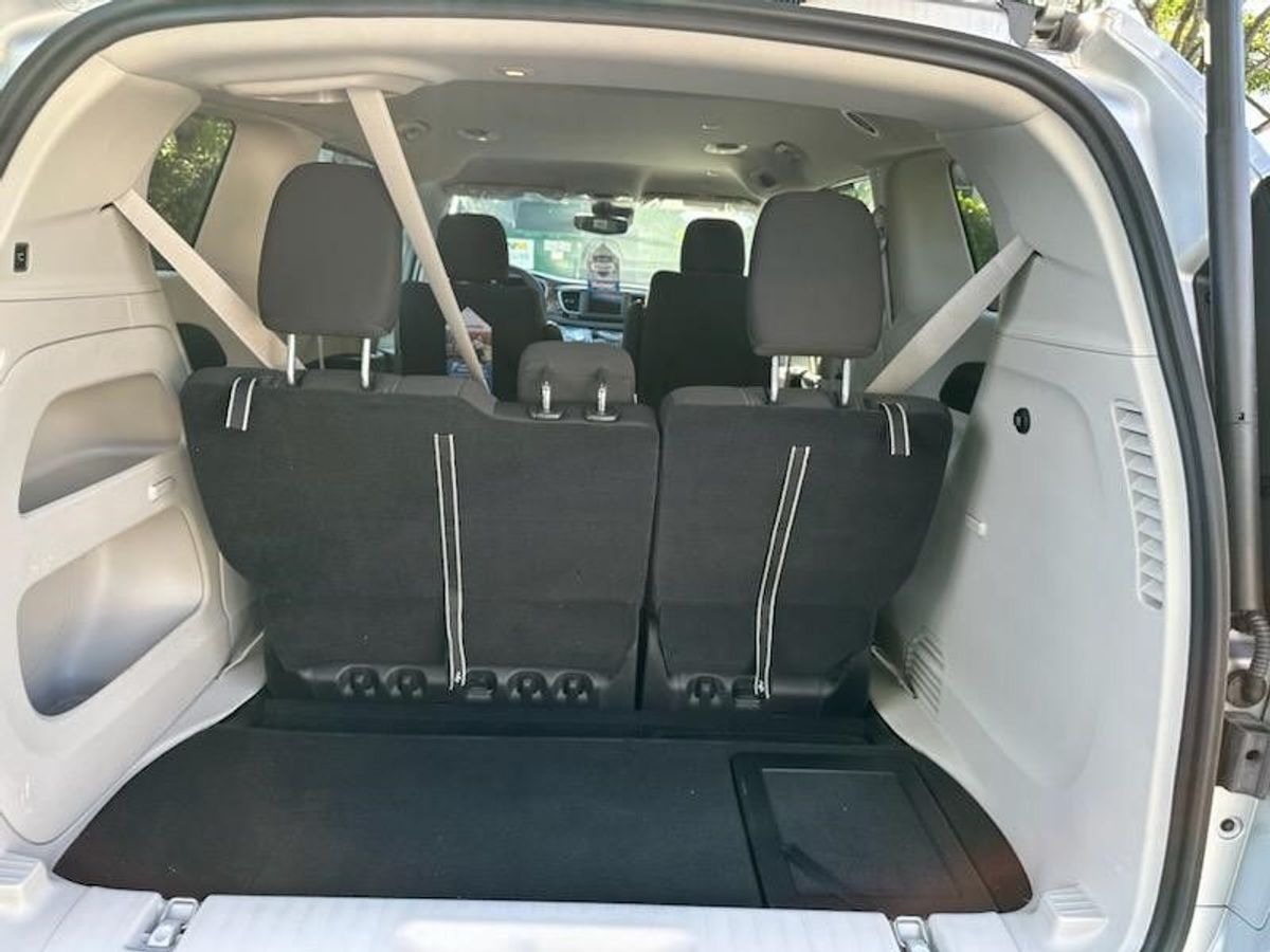 2023 Chrysler Voyager LX - Photo 6