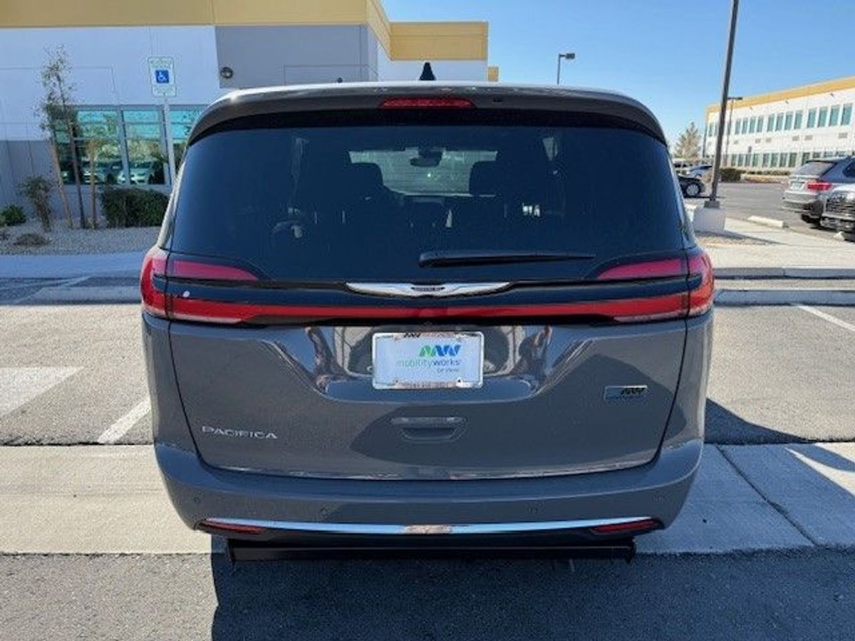 2024 Chrysler Pacifica Touring L - Photo 6