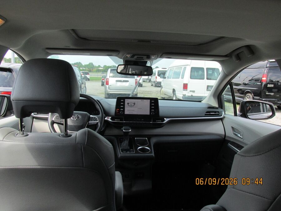2021 Toyota Sienna XLE - Photo 15