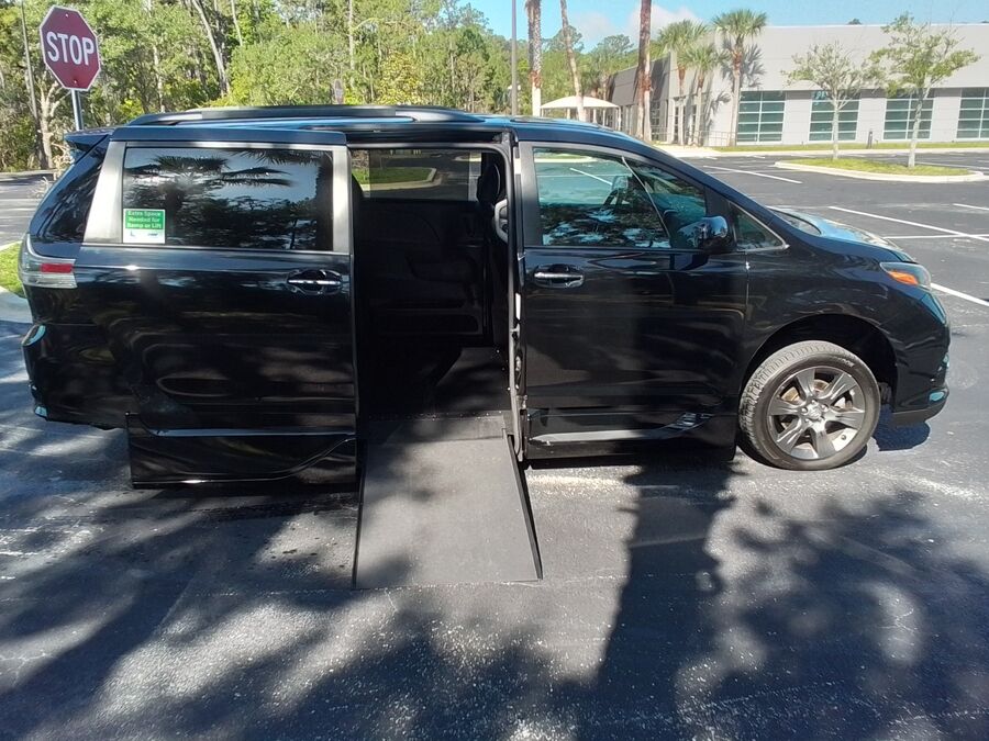 2015 Toyota Sienna SE - Photo 9