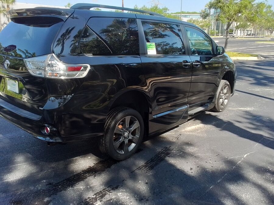 2015 Toyota Sienna SE - Photo 10