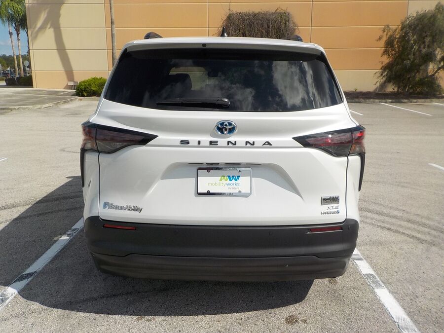 2023 Toyota Sienna XLE - Photo 7