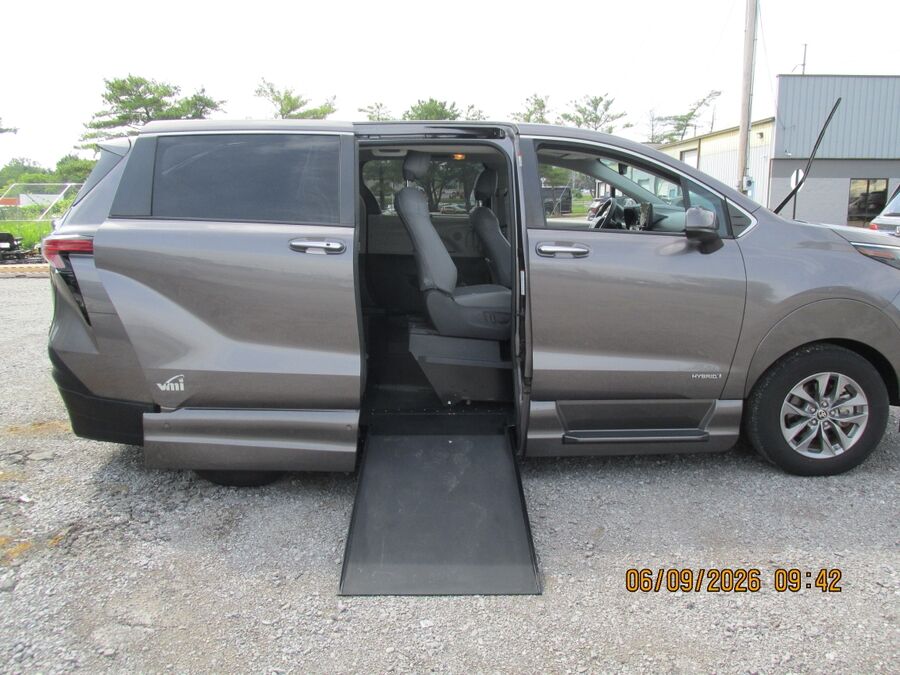 2021 Toyota Sienna XLE - Photo 2