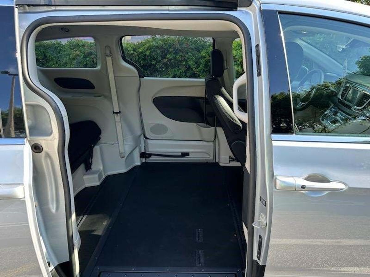 2023 Chrysler Voyager LX - Photo 21