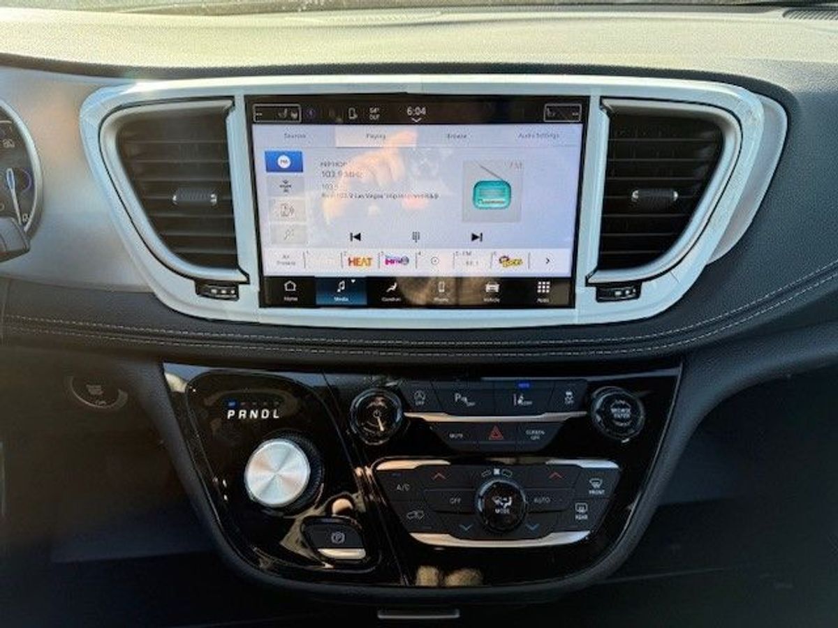 2024 Chrysler Pacifica Touring L - Photo 13