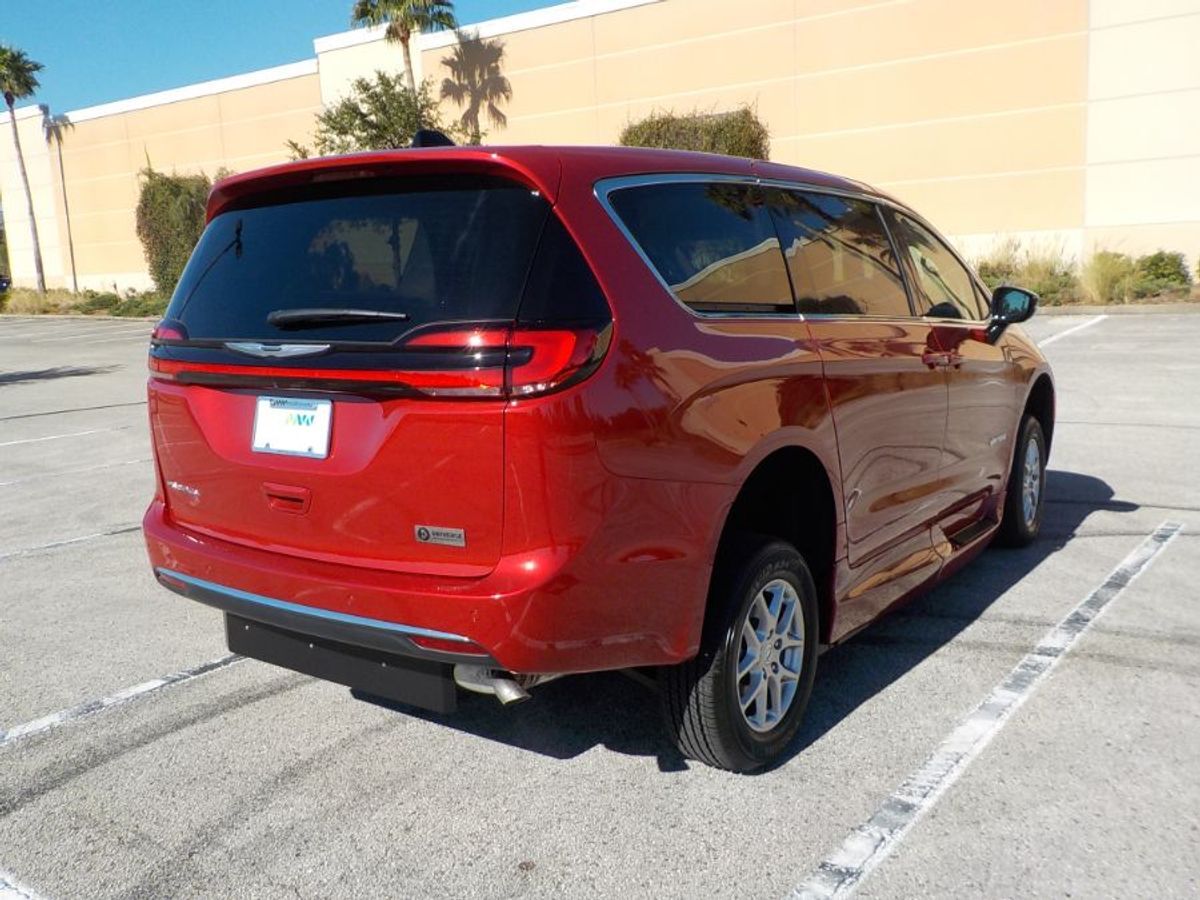 2024 Chrysler Pacifica Touring L - Photo 8