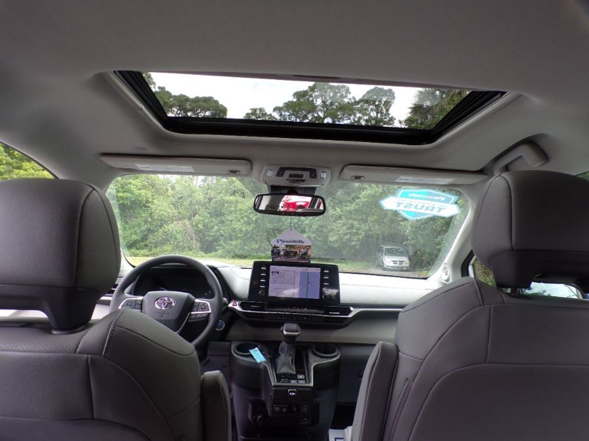 2024 Toyota Sienna XLE - Photo 11