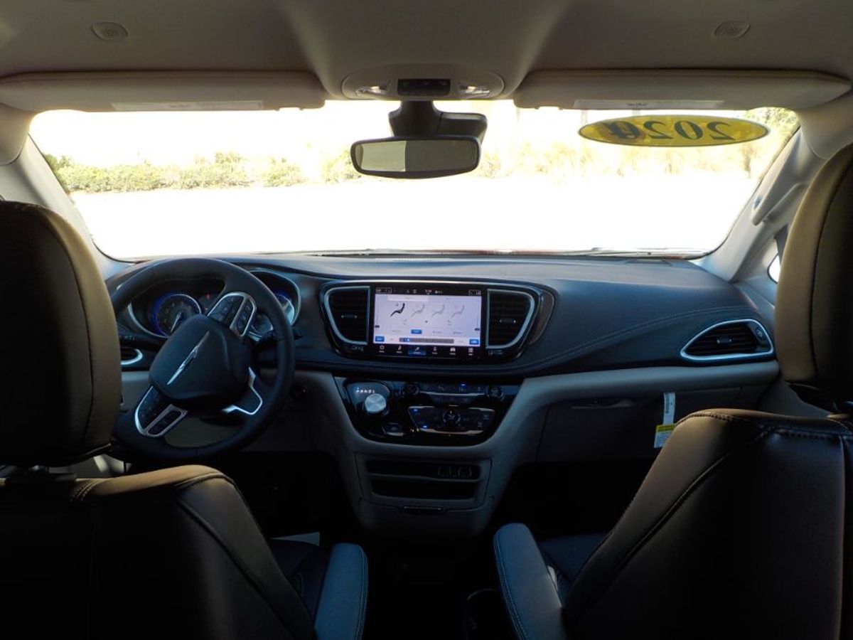 2024 Chrysler Pacifica Touring L - Photo 9