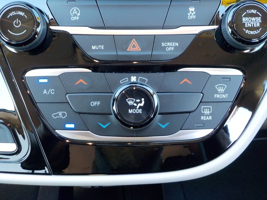 2023 Chrysler Voyager LX - Photo 33