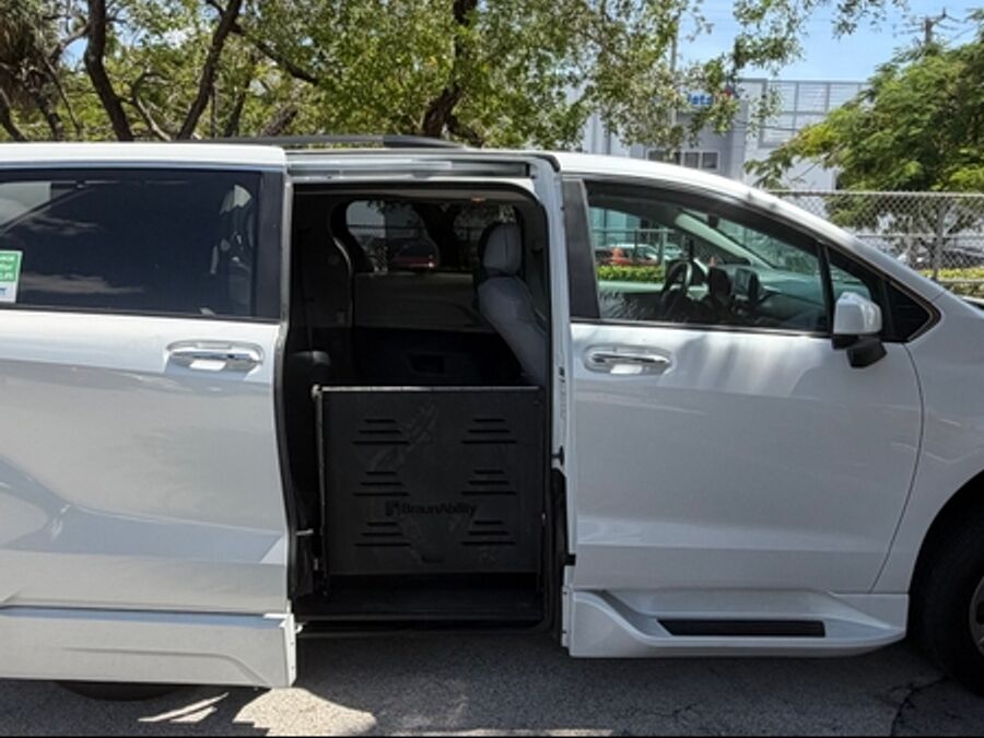 2024 Toyota Sienna XLE - Photo 10