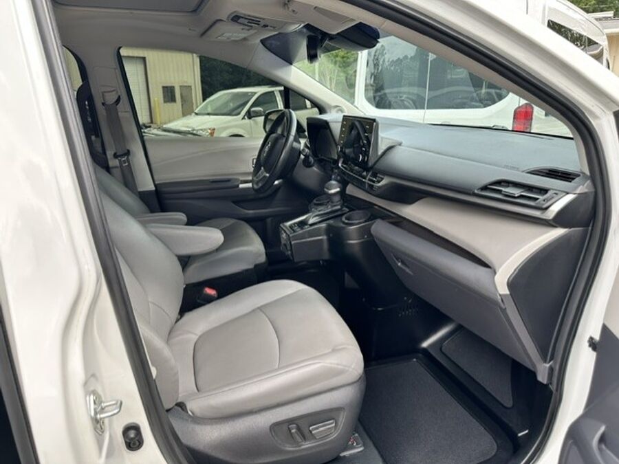 2022 Toyota Sienna XLE - Photo 6