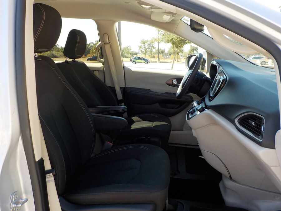2023 Chrysler Voyager LX - Photo 35