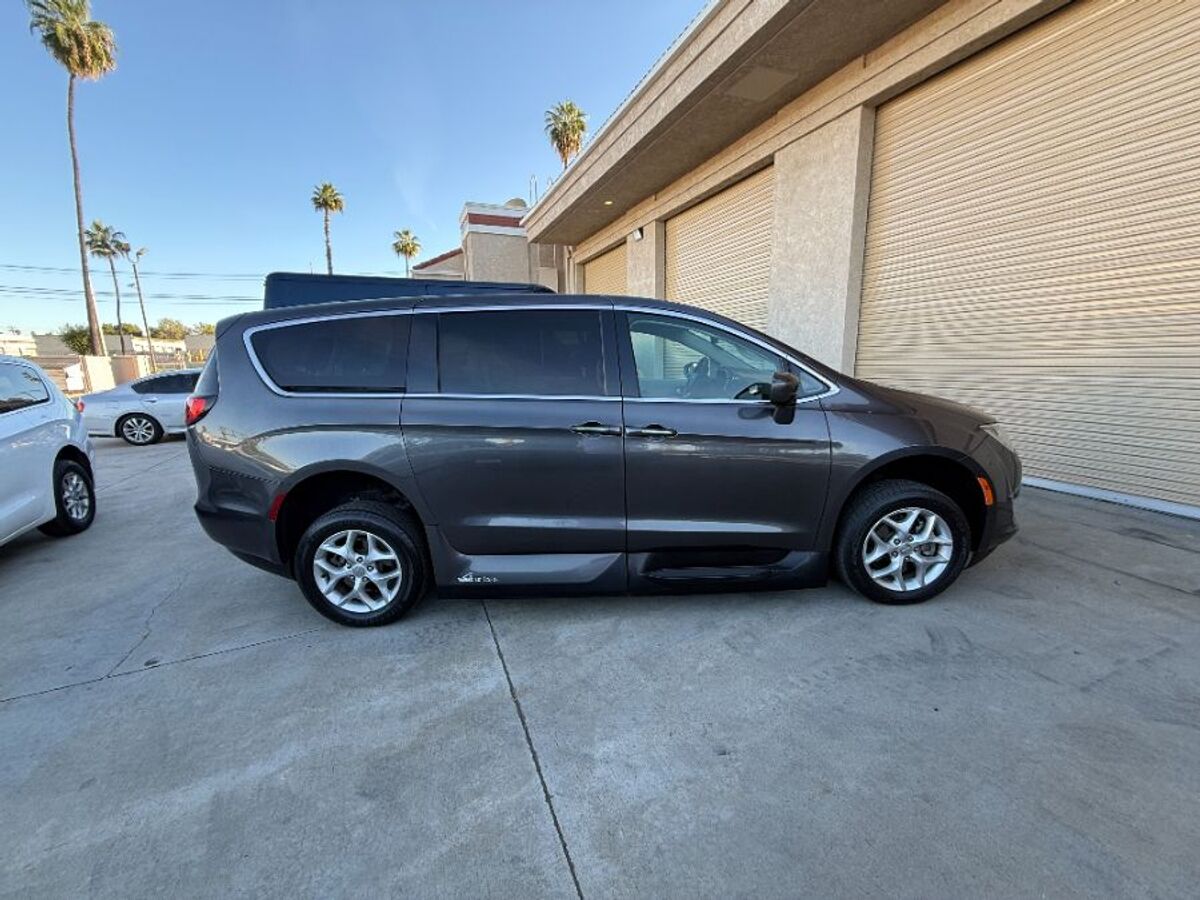 2018 Chrysler Pacifica Touring Plus - Photo 12