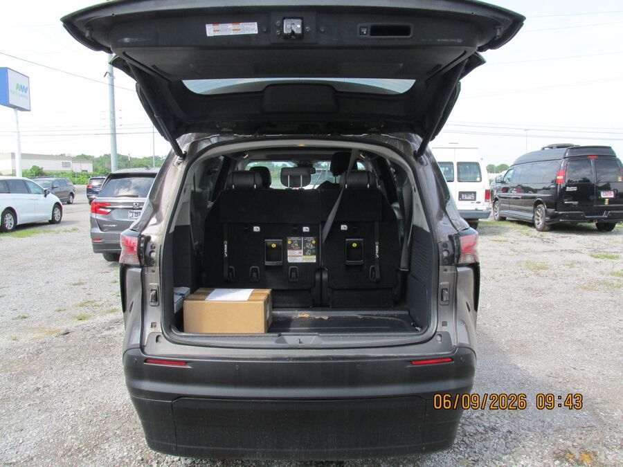 2021 Toyota Sienna XLE - Photo 10