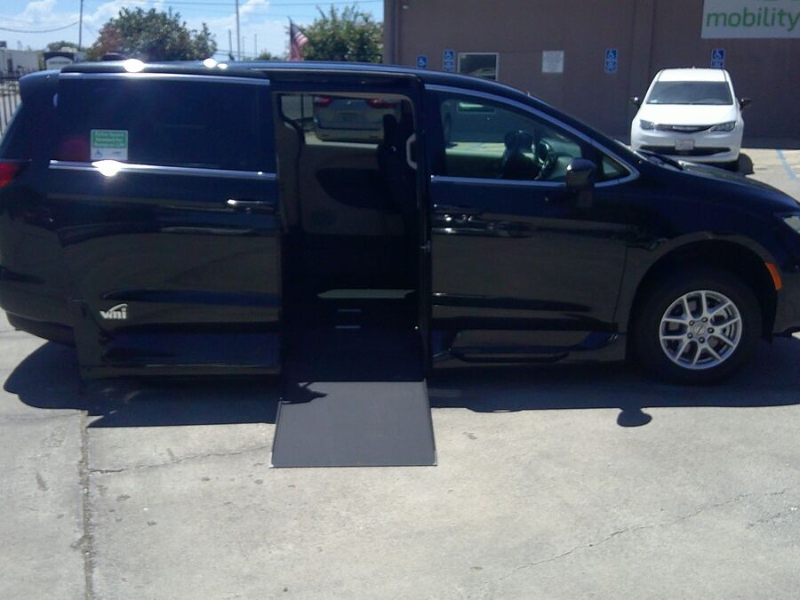 2023 Chrysler Voyager LX - Photo 6